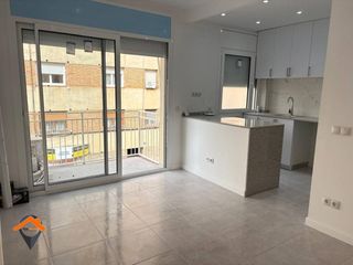 Piso  Calle jos� aparici. Reformado a estrenar , con trastero y junto mercado creu alta!!!