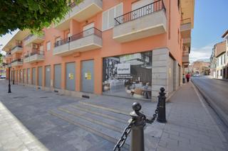 Location Local commercial à Real de málaga esquina plaza iglesia. Local com. en alquiler en centro.