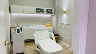 Rent Business premise in Calle puig i llagostera 1. Centro de estetica a pleno rendiento en traspaso