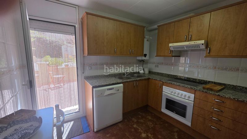 Foto 82e4b512-357a-4116-b153-cd0b6145972a. Casa aparellada amb aparcament a Bonastre
