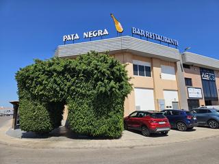 Geschäftsraum in Fadrell-industrial 76. Local en venta en sur.