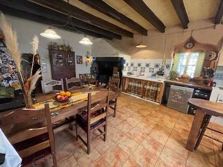 Masia  Plaça de la vila. Finca con 3 viviendas
