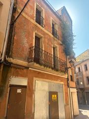 Edifici  Carrer vic. Edifici residencial a reformar a sant hilari sacalm
