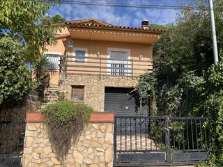 Casa  Carrer julivert. Casa ocupada vidreres