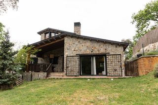Rent Chalet in Vallgorguina. Chalet de piedra a 4 vientos en alquiler con jardín, chimenea y