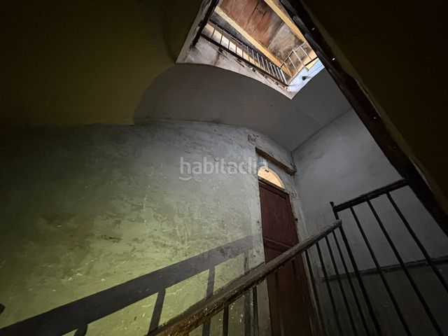 Foto 27583973-1cb3-4212-b589-343b3c4c5d71. Edificio en plaça font del lleó 13 edificio a reformar en Caldes de Montbui