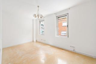 Appartement  Barcelona - cl viladrosa. Piso muy luminoso de 2 habitaciones y ascensor en la properitat