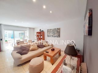 Casa adosada en Passatge vila de lloret. Chalet adosado con terraza y 4 habitaciones en blanes