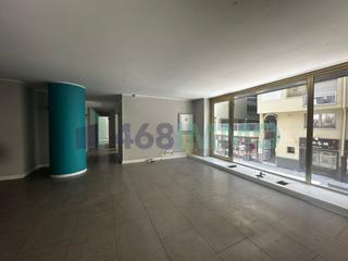 Location Bureau  N/a. Local comercial en una primera planta en el centro