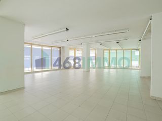 Miete Büro  Carrer bonaventura armengol, 18-22. Local comercial en una primera planta en el centro