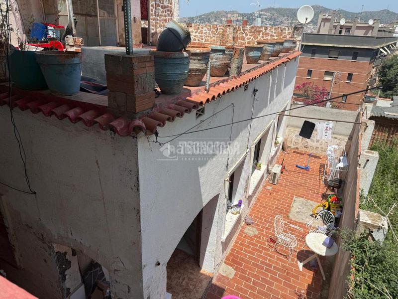 Foto 486a1fce-a0c2-4d84-b811-857bbd8fa9ee. Casa aparellada a El Raval Santa Coloma de Gramenet