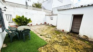 Casa a La Banda - Campo de Fútbol. Casa en planta baja con gran patio para reformar en la carretera