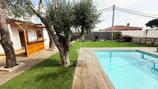Xalet a Núcleo urbano. Chalet con cabaña de madera y zona de barbacoa