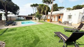 Chalet en Núcleo urbano. Chalet con cabaña de madera y zona de barbacoa
