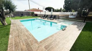 Xalet en Ncleo urbano. Chalet con cabaa de madera y zona de barbacoa