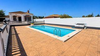 Chalet in Los Franceses - La Vega. Chalet con piscina y apartamento de invitados en el pinar de los