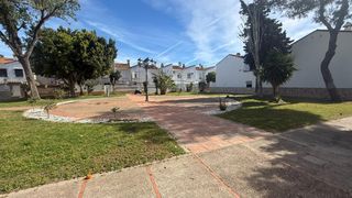 Semi detached house in La Banda - Campo de Fútbol. Casa unifamiliar en urbanizacion los esteros.