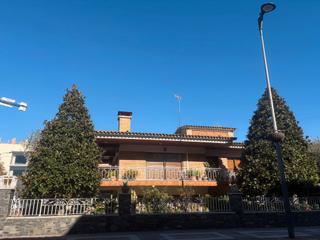 Chalet à Llinars del Vallès. Casa amb jardí i encant clàssic al centre de llinars del vallès