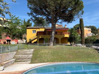 Xalet  Passatge farigola. Vil·la mediterrània amb caràcter, piscina i privacitat