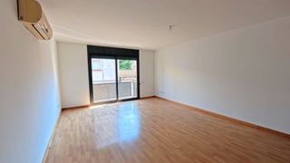 Etagenwohnung  Carrer cardedeu. Pis ampli amb balcó, lavabo i aire condicionat a llinars del val