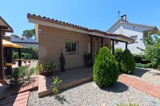 Chalet  Carrer gladiols. Casa unifamiliar de planta baixa amb estudi independent i jardí