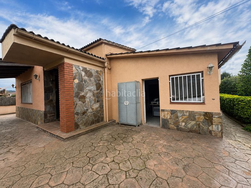 Foto 9f2b26fa-d0a9-4692-bc9f-6423ec6eb961. Chalet casa amb jardí i parcel·la de 360 m² a en Llinars del Vallès
