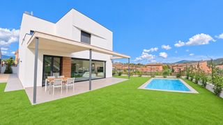 Chalet  Carrer collsabadell. Exclusiva casa unifamiliar de construcció recent amb piscina pri