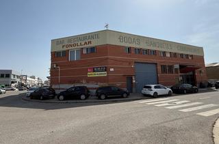 Rent Industrial building in Vinyets-Molí Vell. Nave esquinera situada en la frontera de los polígonos fonollar