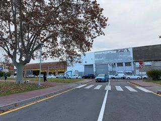 Lloguer Nau industrial a Centre. Nave industrialcomercial situada a pi� de estaci�n de renfe, y j