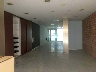 Lloguer Local Comercial a Tona. Local de alquiler en el centro de tona, ideal para poner un loca