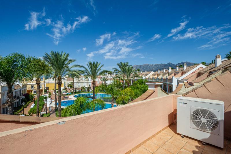 Foto 08000bb2-f24d-41ef-a345-711b1b9306bb. Maison jumelée avec cheminée chauffage parking piscine dans Marbella