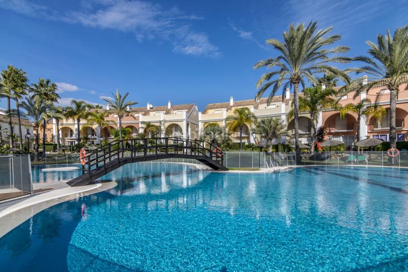 Foto 46a8e04a-c1b5-4e8a-a5f2-12c5a85fcf2d. Maison jumelée avec cheminée chauffage parking piscine dans Marbella