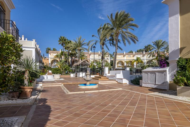 Foto 53261fa9-3668-49a1-bb57-2daca90229c9. Maison jumelée avec cheminée chauffage parking piscine dans Marbella