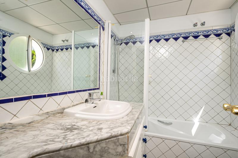 Foto 5e4e2e43-afa5-42cc-acb9-617387e5206d. Maison jumelée avec cheminée chauffage parking piscine dans Marbella