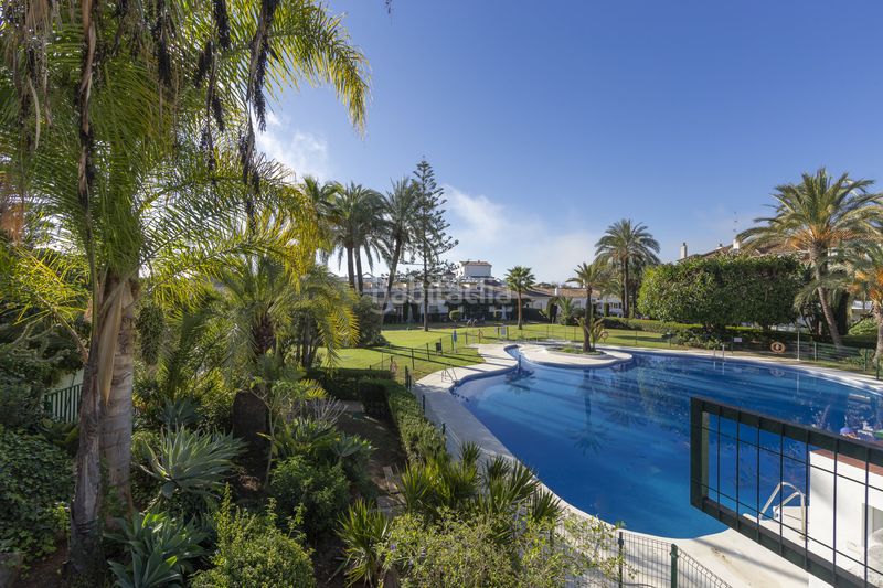 Foto 47f1796b-3d4d-4459-8710-611b8211698a. Pis amb xemeneia calefacció piscina a La Carolina - Guadalpín Marbella