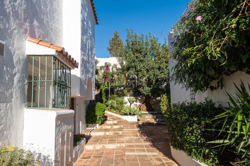 Foto 8d660501-cd67-4391-9281-09130c03f81a. Casa aparellada amb xemeneia calefacció piscina a Marbella