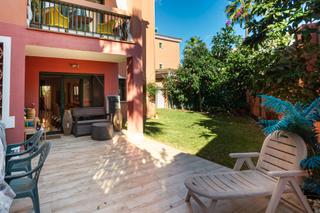 Planta baixa a Marbesa. Bajo con gran jardín junto a la playa