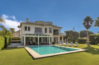Chalet in Costabella. Villa en primera línea de playa, marbella