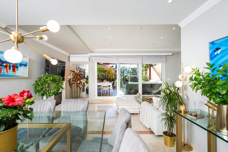 Foto 022bcaca-0cc5-4042-a7ba-fdac6c79bf6b. Maison jumelée avec cheminée parking piscine dans bahía de Marbella Marbella