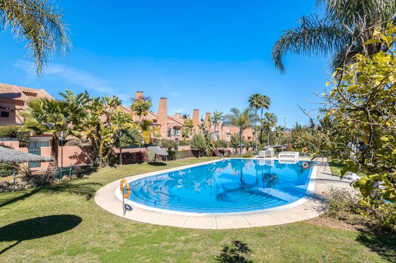 Foto 028819b8-a958-4b39-b2d4-1de64a8078eb. Maison jumelée avec cheminée parking piscine dans bahía de Marbella Marbella