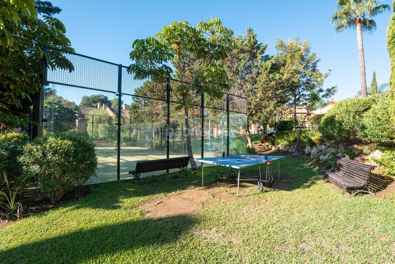 Foto 04aa4a8f-076c-4d1f-a3dd-9b47cc5bbcb7. Maison jumelée avec cheminée parking piscine dans bahía de Marbella Marbella