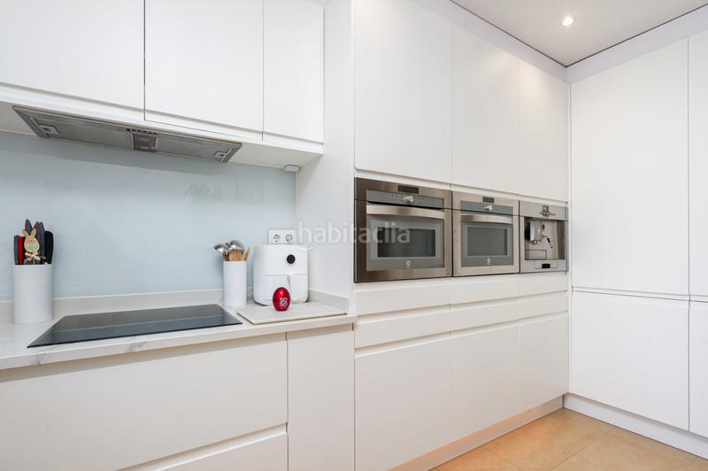 Foto 0c8f8db4-dc3e-419e-b71e-34b0ec8a9168. Maison jumelée avec cheminée parking piscine dans bahía de Marbella Marbella