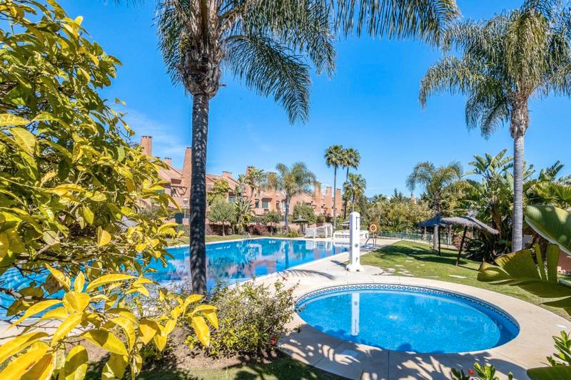 Foto 0cc554b7-4fe6-4c40-9068-6690709347b6. Maison jumelée avec cheminée parking piscine dans bahía de Marbella Marbella