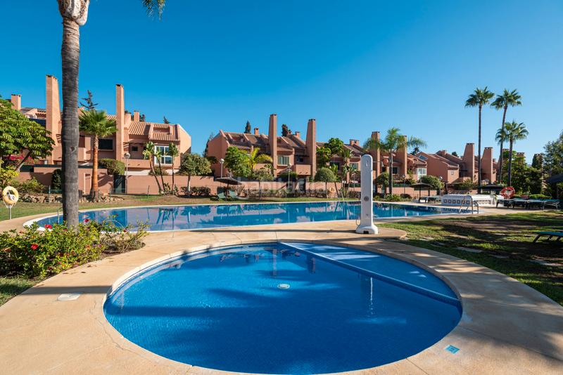 Foto 153eaa4d-487f-4753-8774-612d346fc891. Maison jumelée avec cheminée parking piscine dans bahía de Marbella Marbella