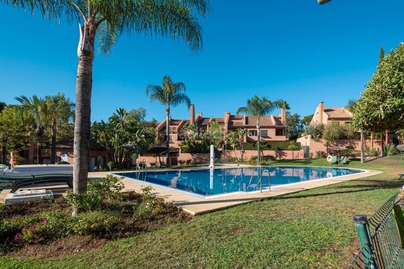 Foto 1a58fa91-2110-41df-8505-93c7aa8bc5e8. Maison jumelée avec cheminée parking piscine dans bahía de Marbella Marbella