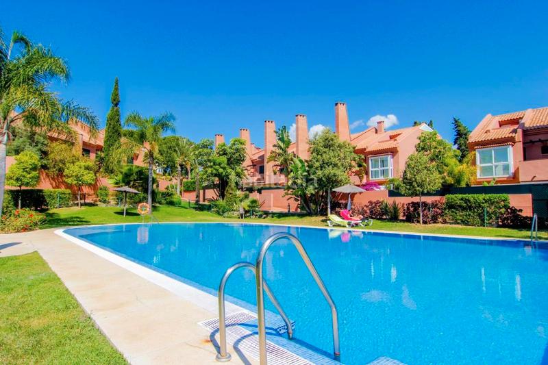 Foto 2a9000b7-52b2-44ec-949b-ed1b99db824e. Maison jumelée avec cheminée parking piscine dans bahía de Marbella Marbella