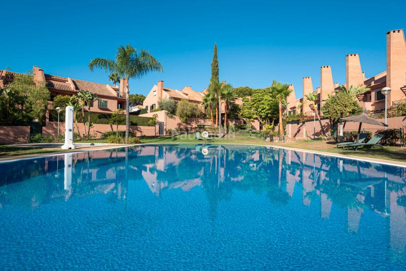 Foto 3c801e4b-e557-4af4-bd94-3781725971ca. Maison jumelée avec cheminée parking piscine dans bahía de Marbella Marbella