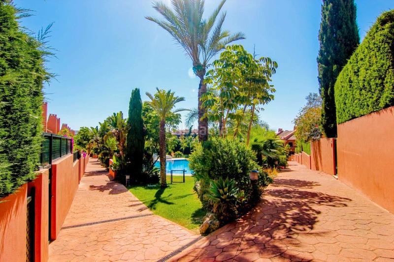 Foto 4a920a80-8b9b-4887-b28d-91817baf7fb0. Maison jumelée avec cheminée parking piscine dans bahía de Marbella Marbella