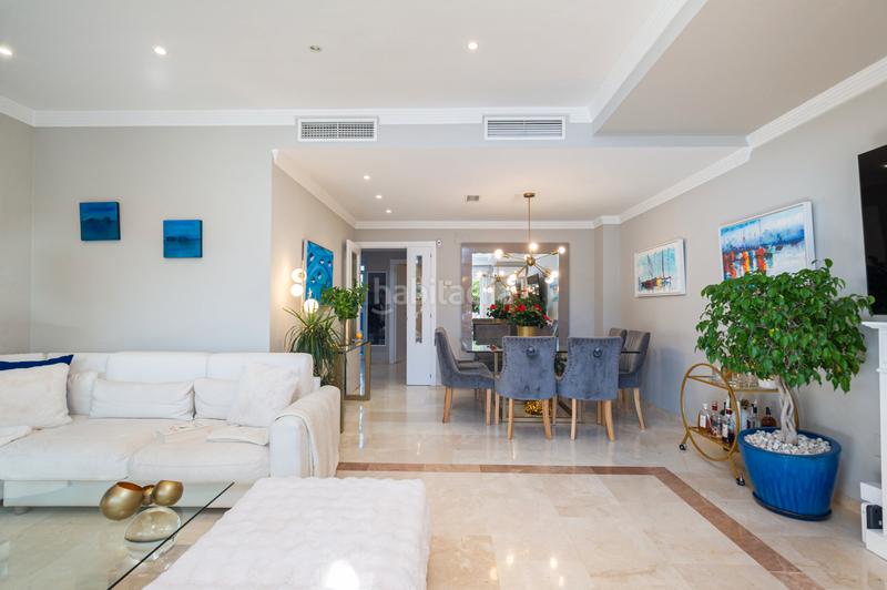 Foto 70cda2f0-912e-4f11-846c-d5be5db7aac2. Maison jumelée avec cheminée parking piscine dans bahía de Marbella Marbella