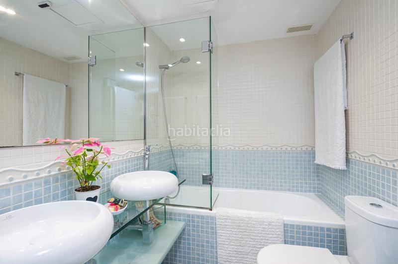 Foto 9b87246f-4dde-44ff-b3cf-aaee7b9302b1. Maison jumelée avec cheminée parking piscine dans bahía de Marbella Marbella